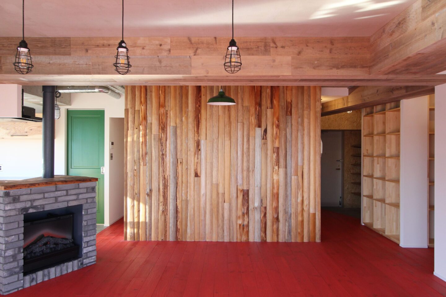 赤い床の山小屋ハウス