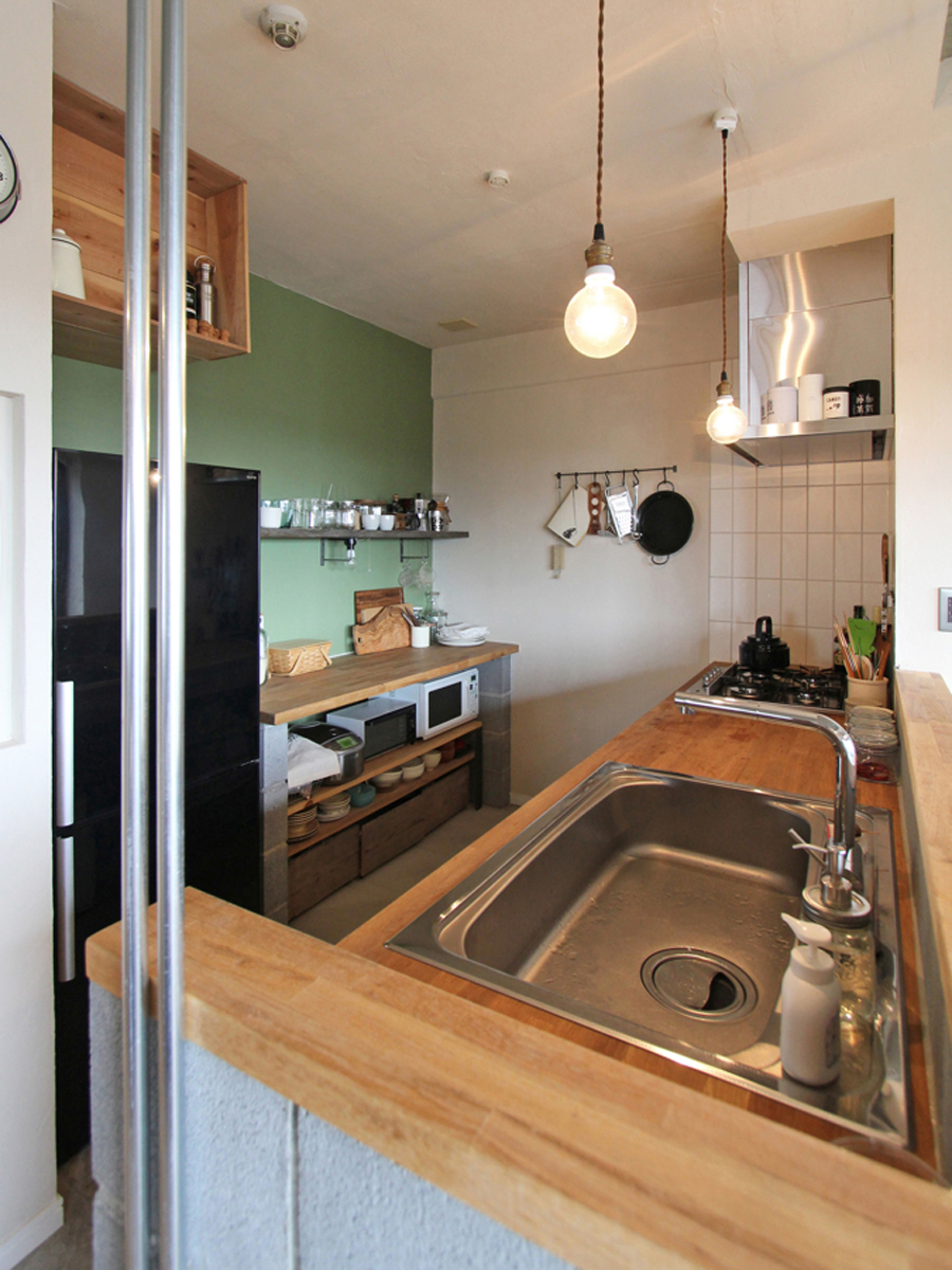 キッチンの奥の壁はグリーンとアクセント色