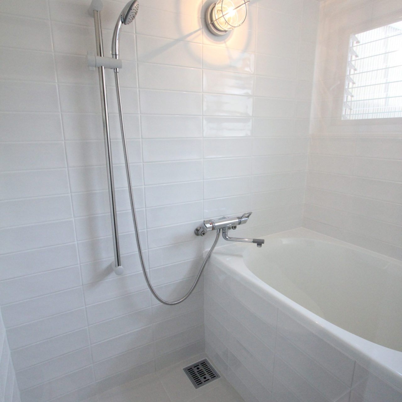 白いタイル張りの浴室