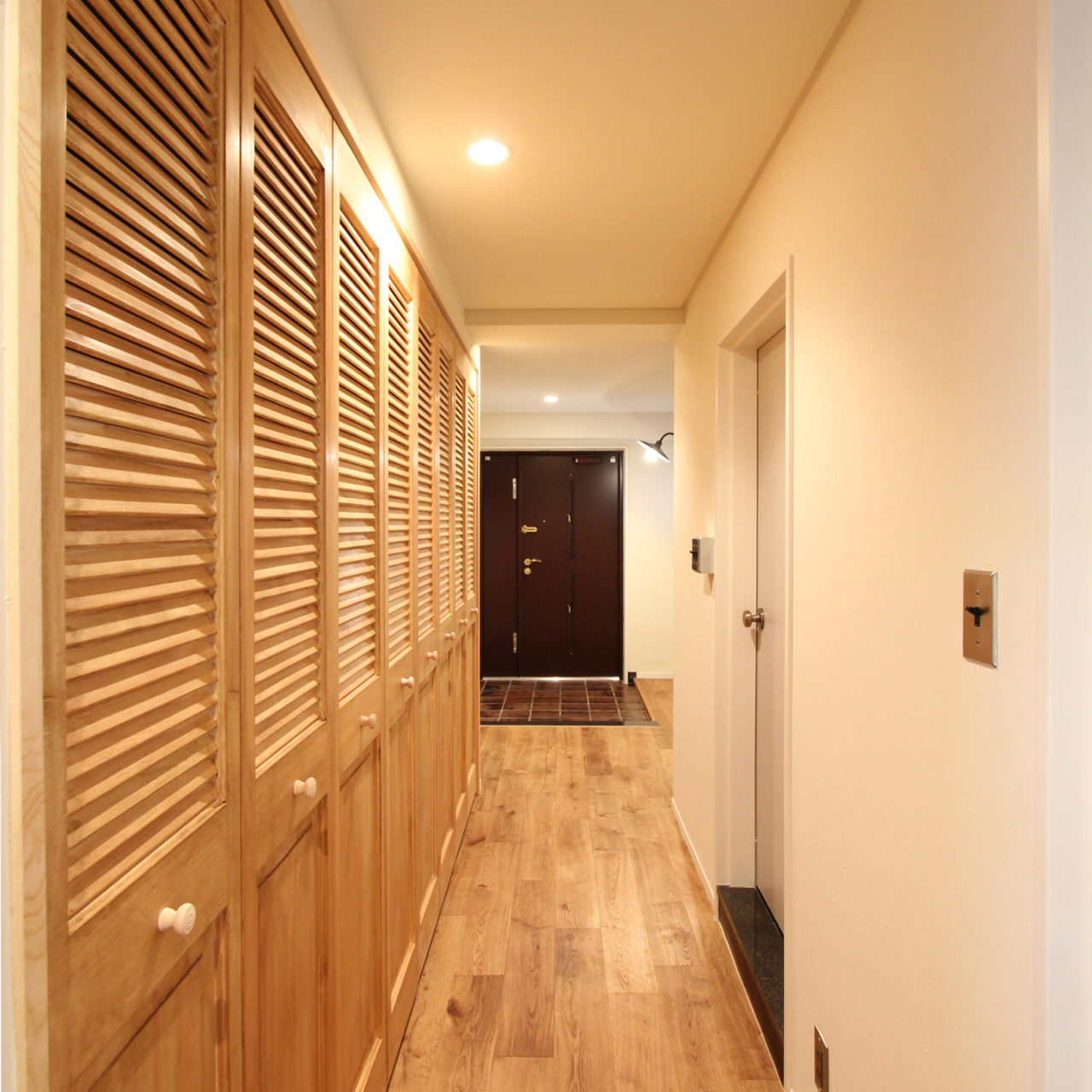 木製クローゼットドアのある廊下