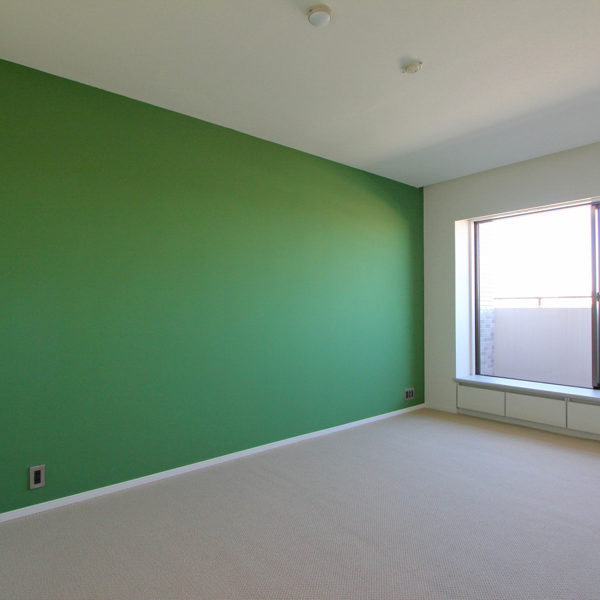 グリーンの壁の寝室