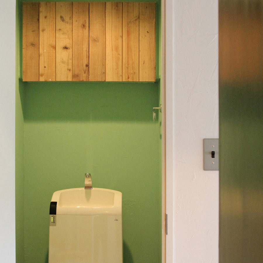 イエローグリーンの壁のトイレ