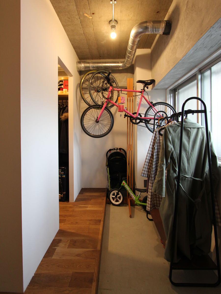 自転車のメンテナンスもできる広い玄関土間