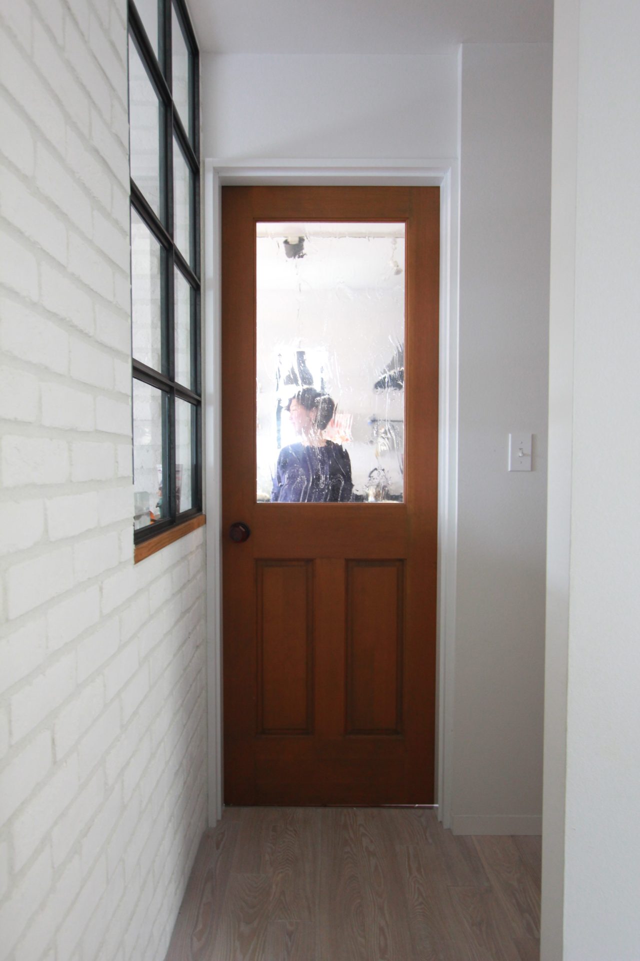 ビンテージ調の木製ドア