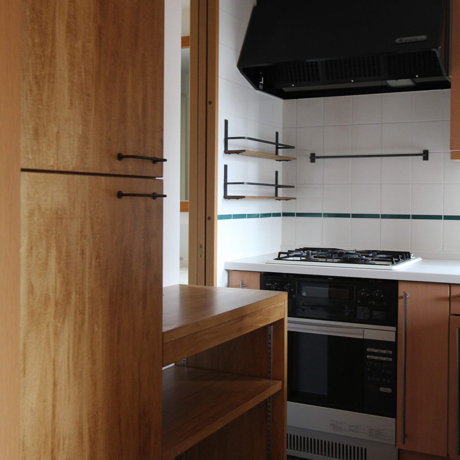キッチンは既存を生かしながら、棚などを造作