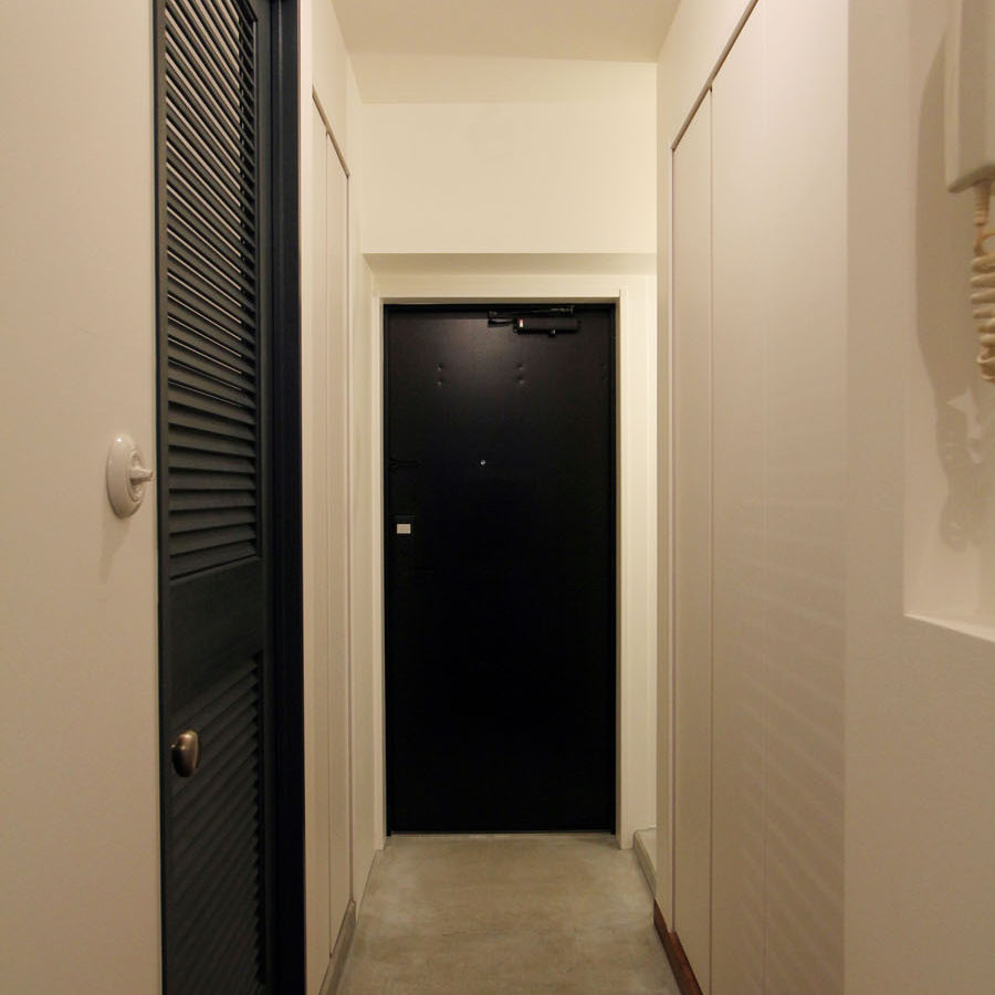 玄関ドアは黒く塗装
