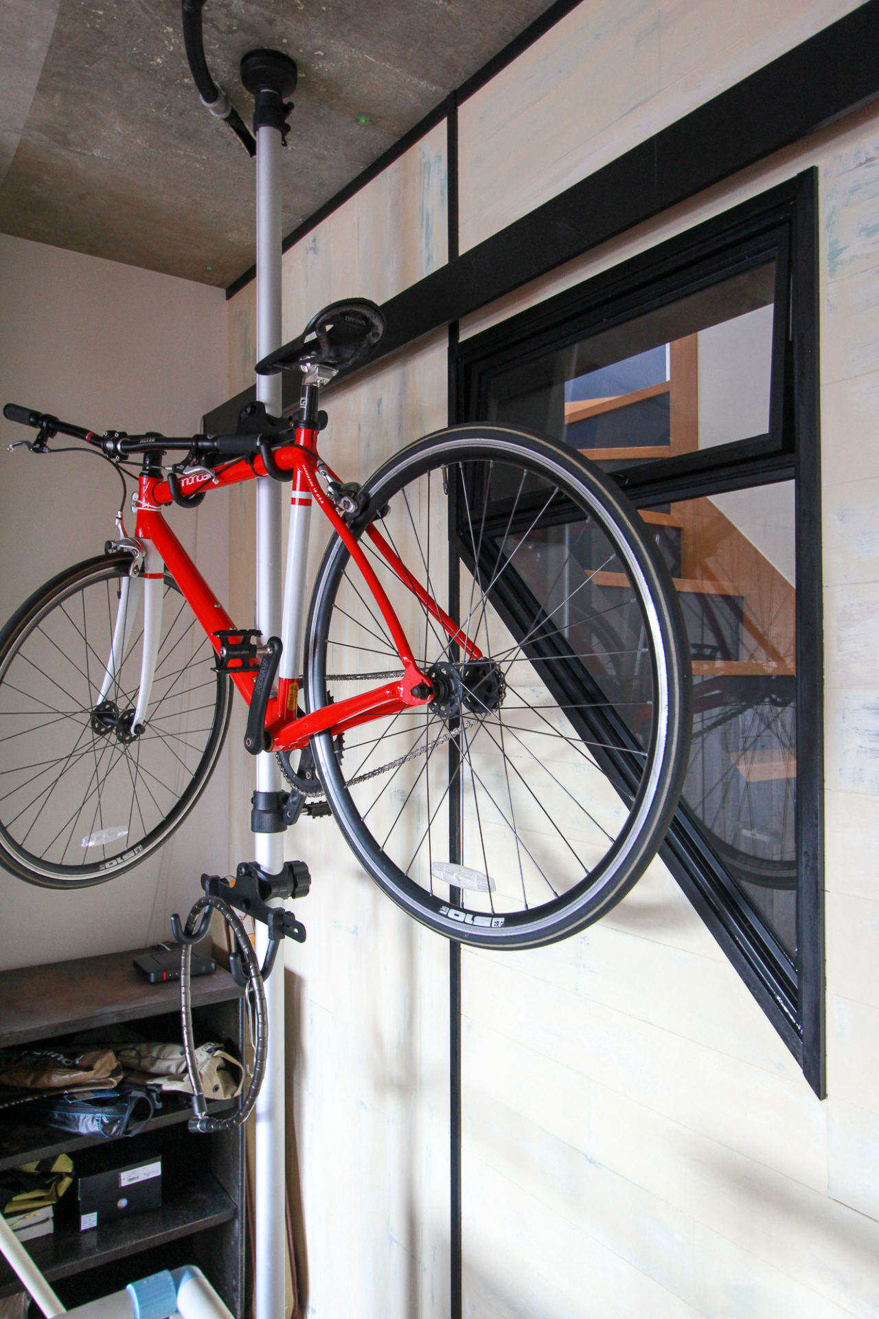 自転車ポールと赤い自転車