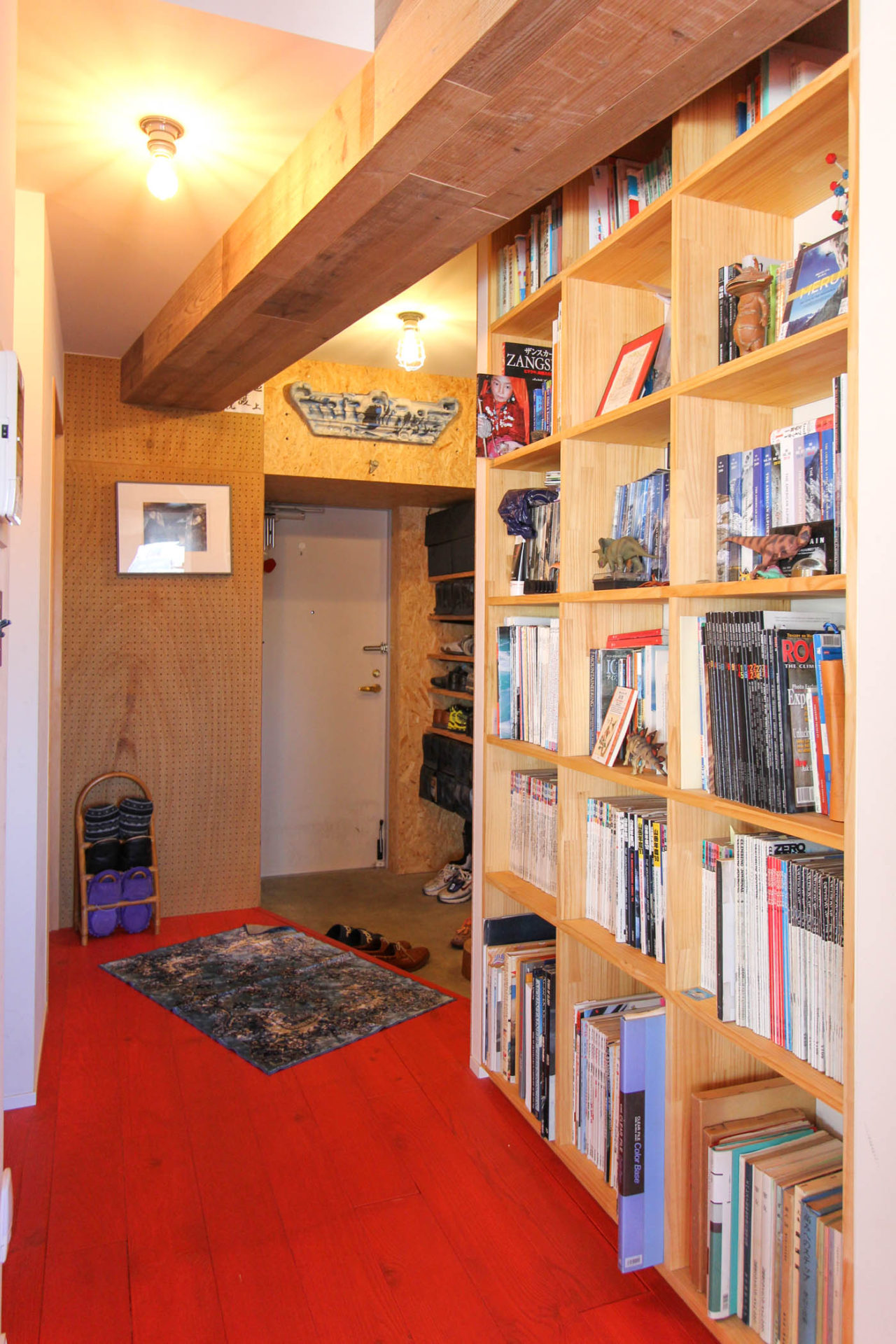 木製の本棚と玄関土間