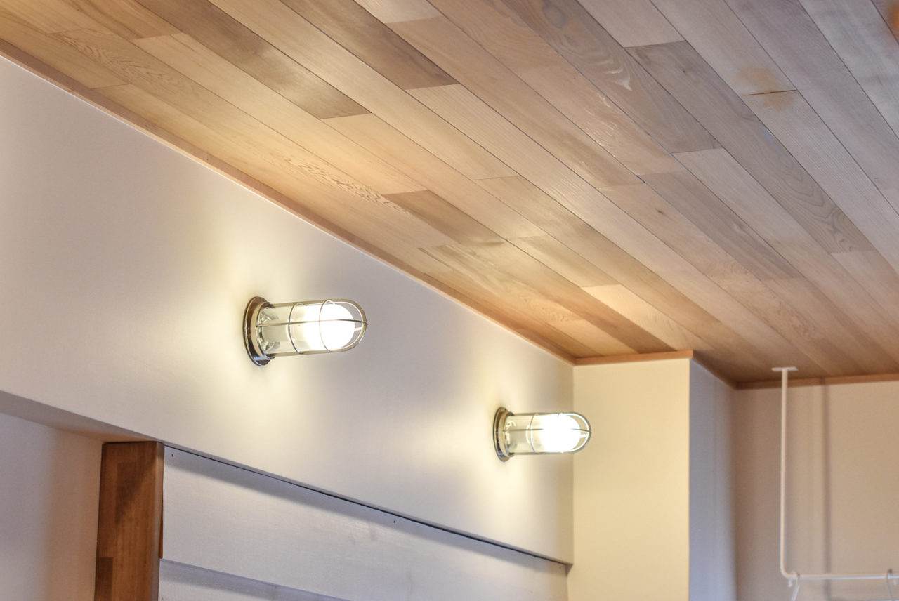 木板貼りの天井と壁付け船舶照明