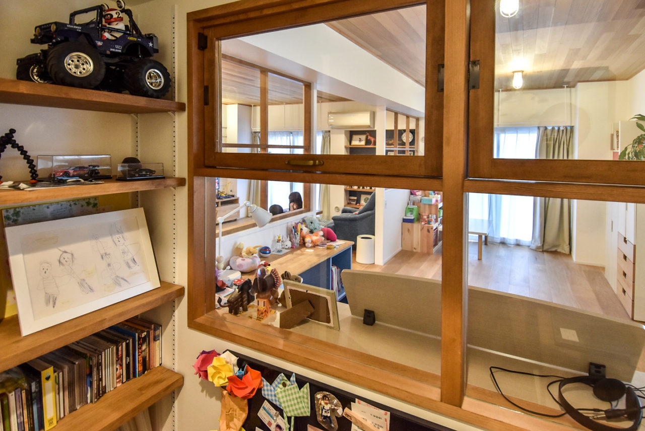 本棚と木製の室内窓