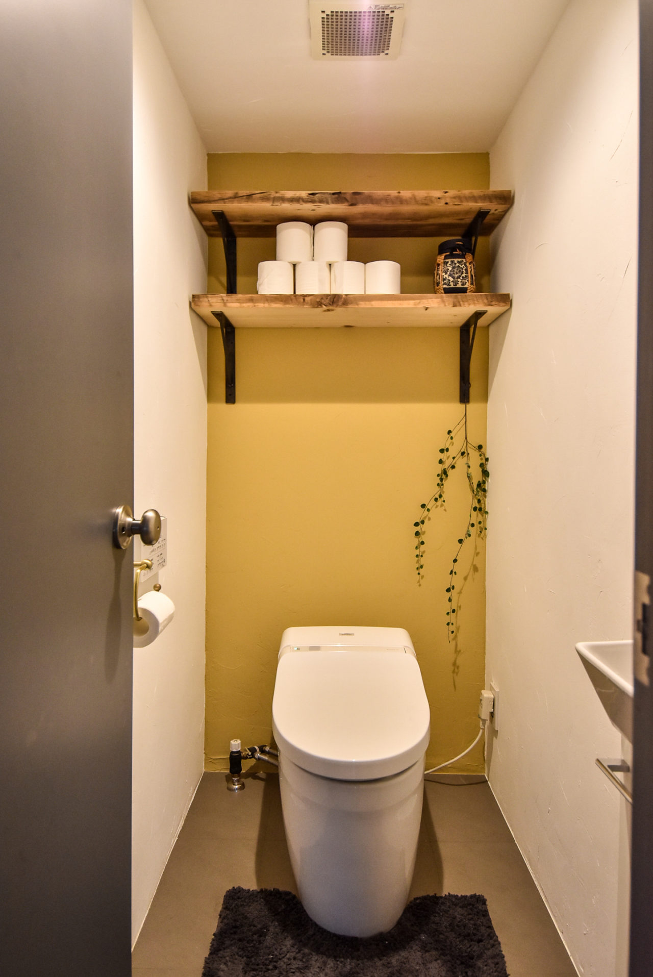黄色い壁のトイレ