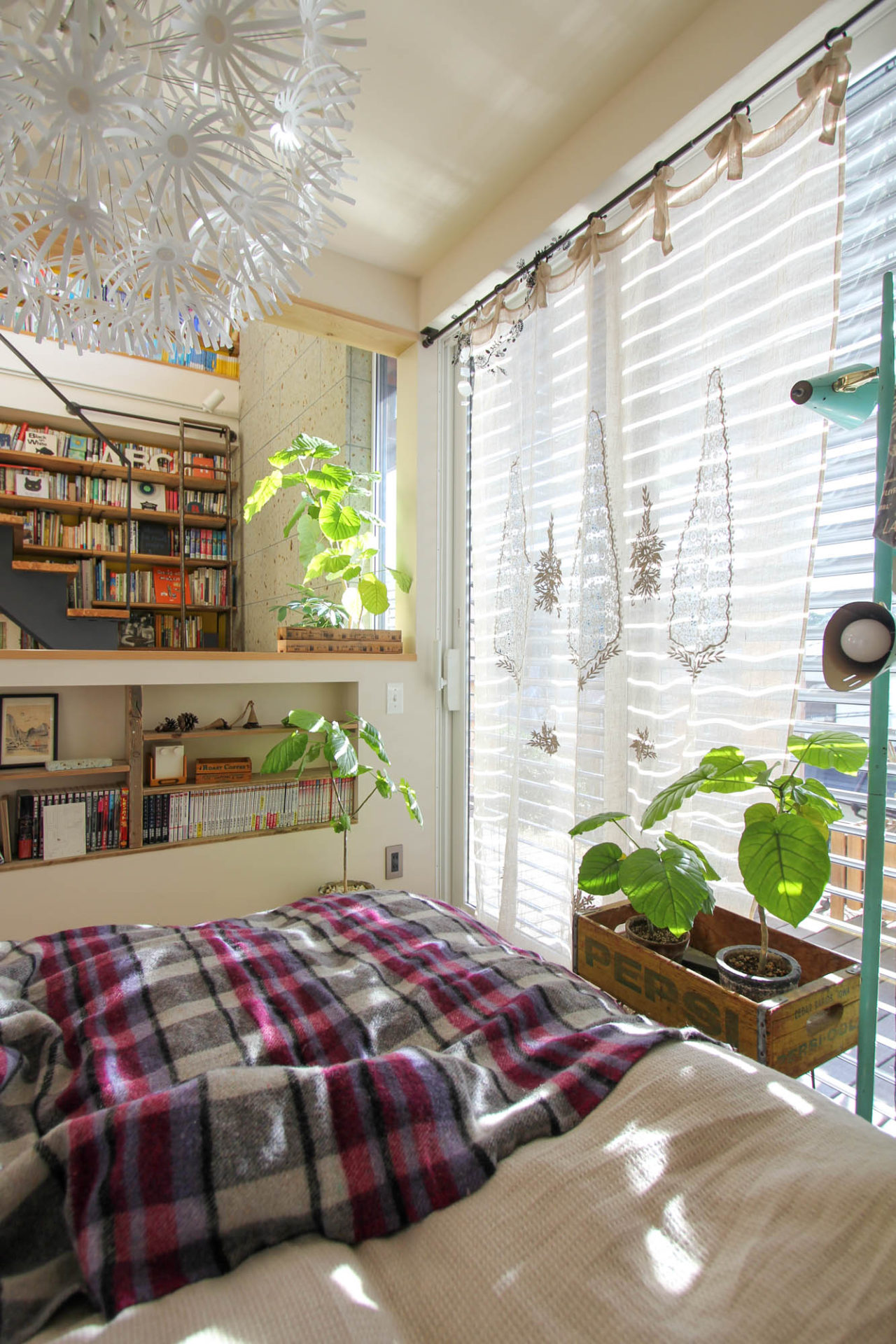 植物とブラインドのある寝室