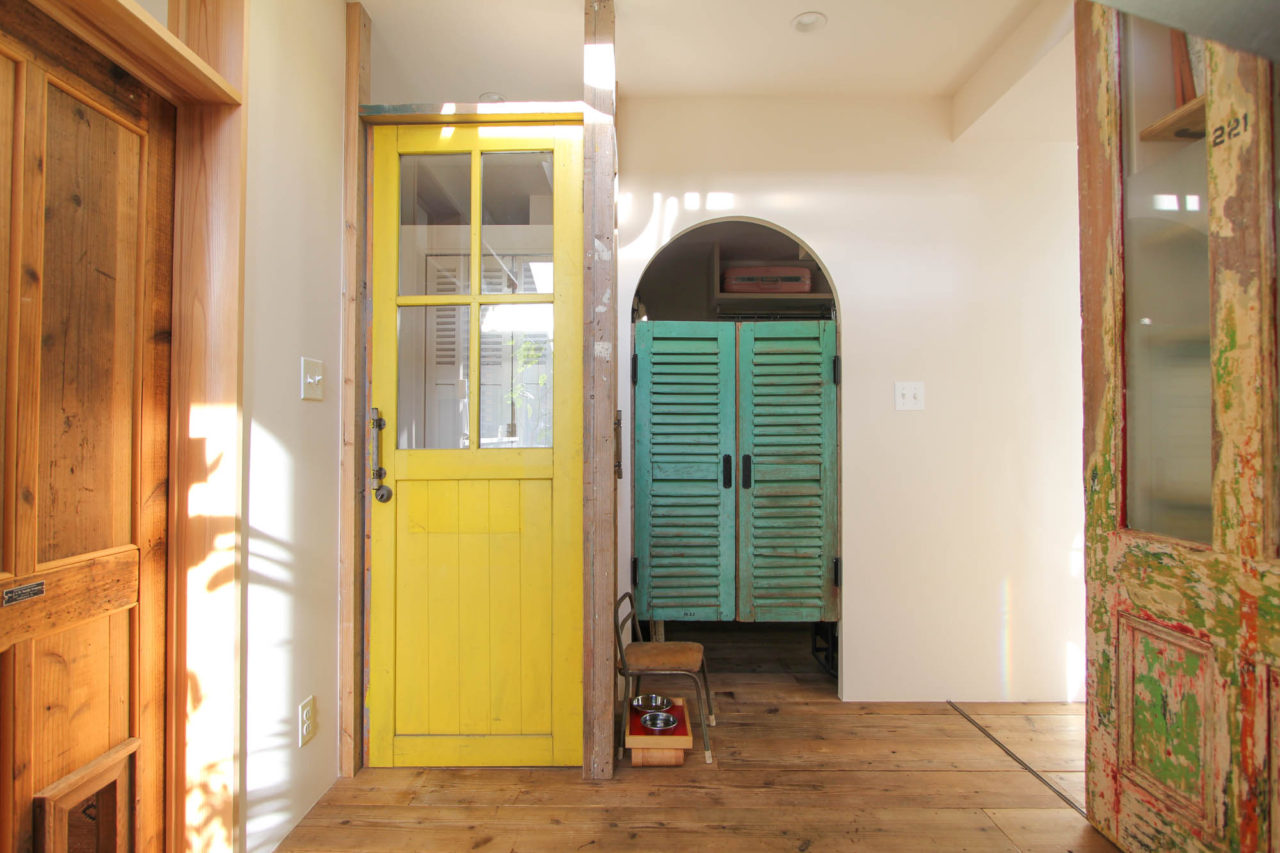 黄色いドアと水色のスイングドア