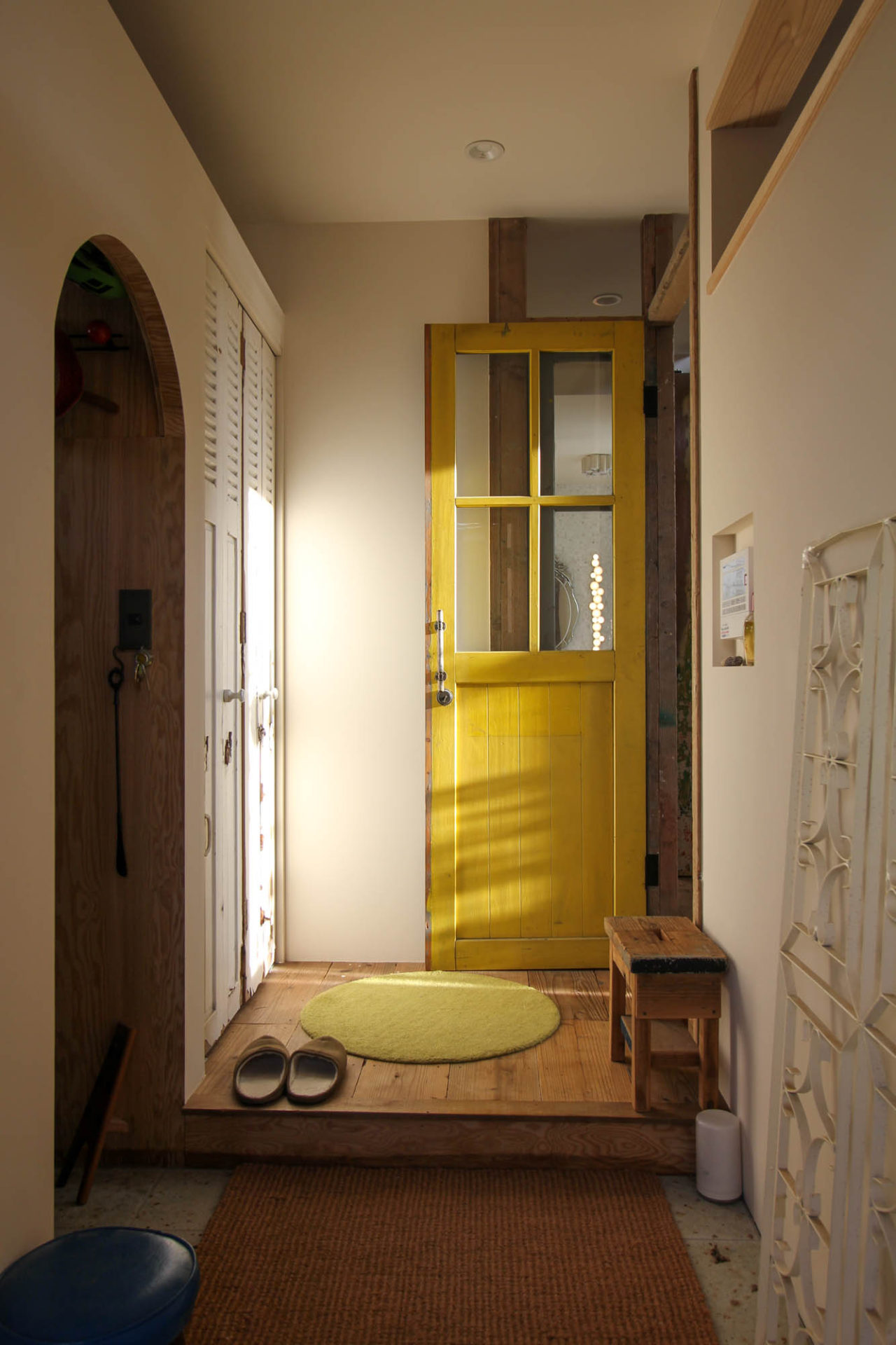 玄関土間と黄色いドア