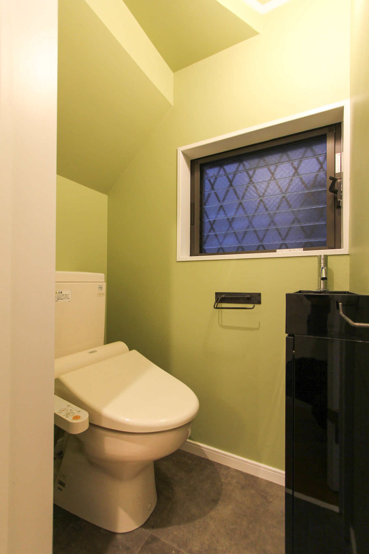 黄緑色の室内のトイレ