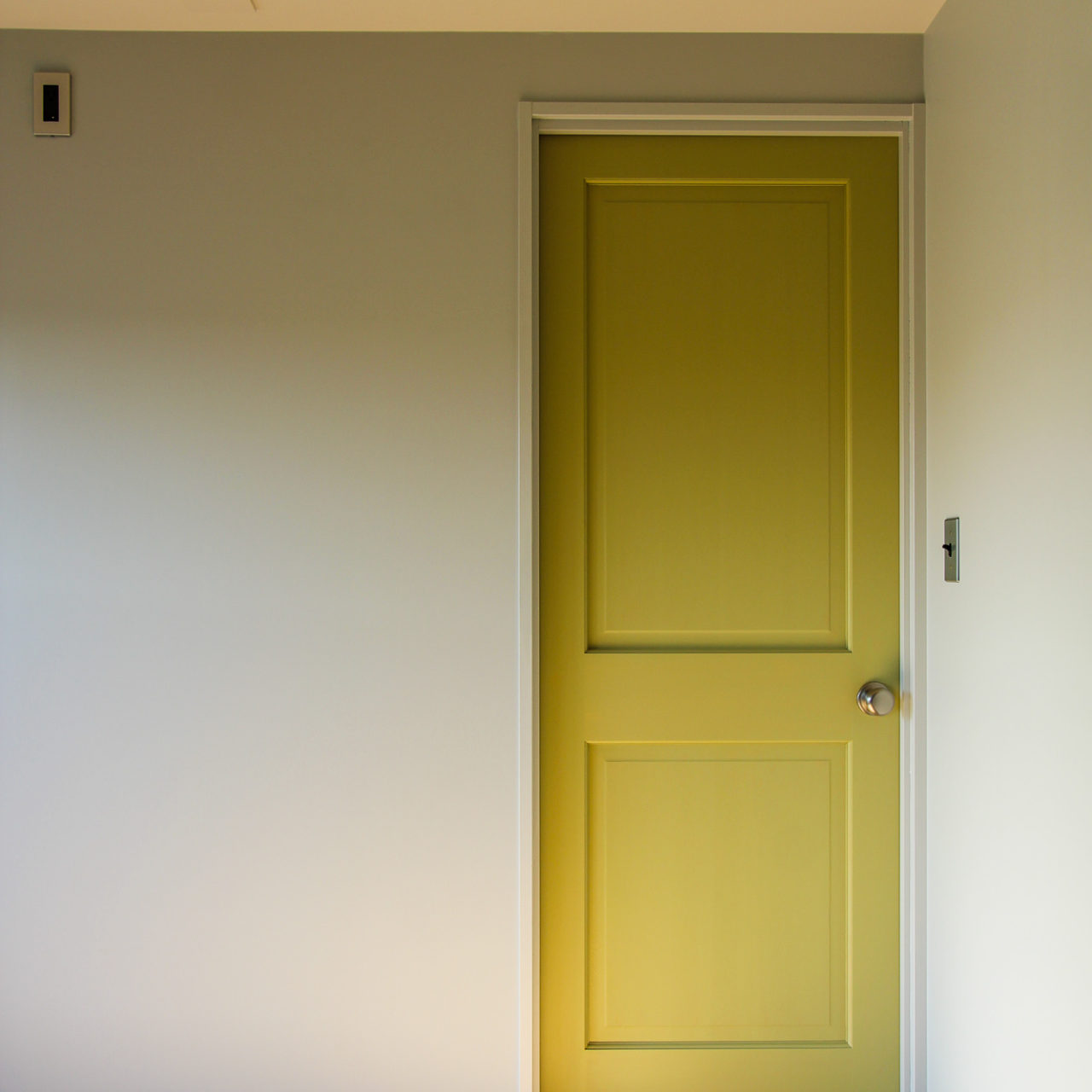 個室の黄色い扉