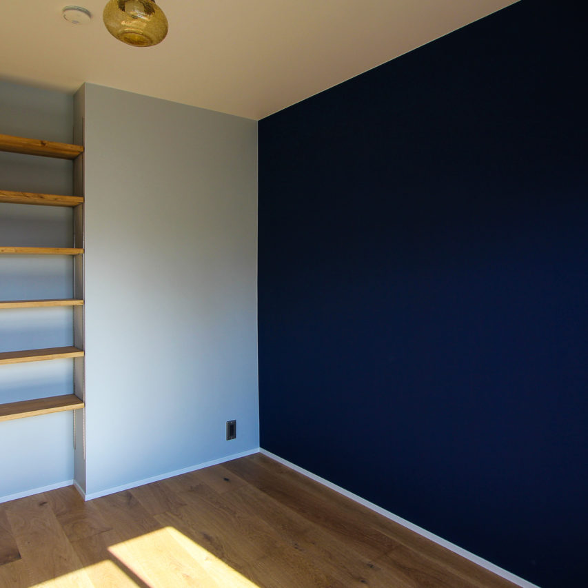 青い壁と可動棚のあるの個室