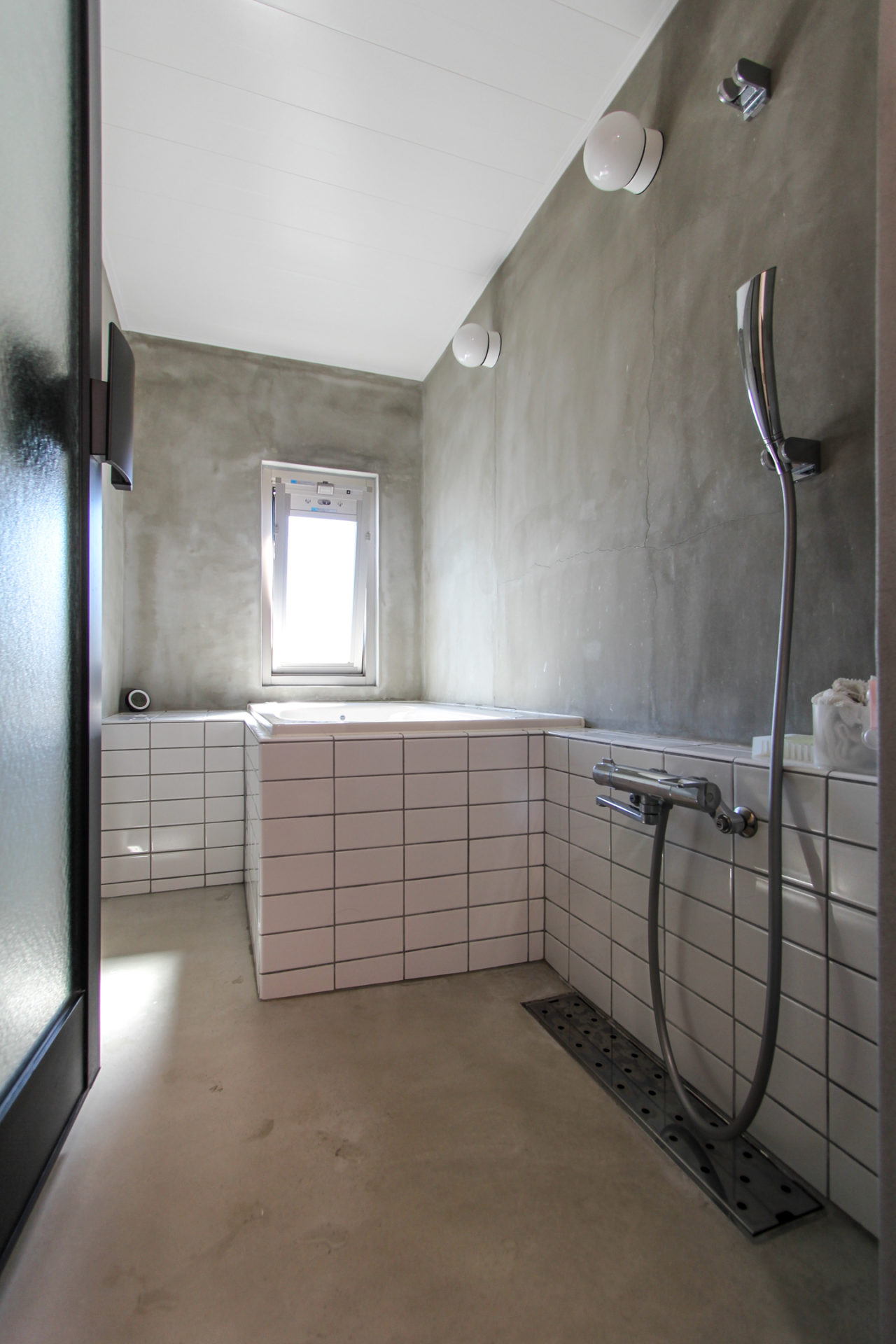 モルタルの壁とタイル張りの浴室