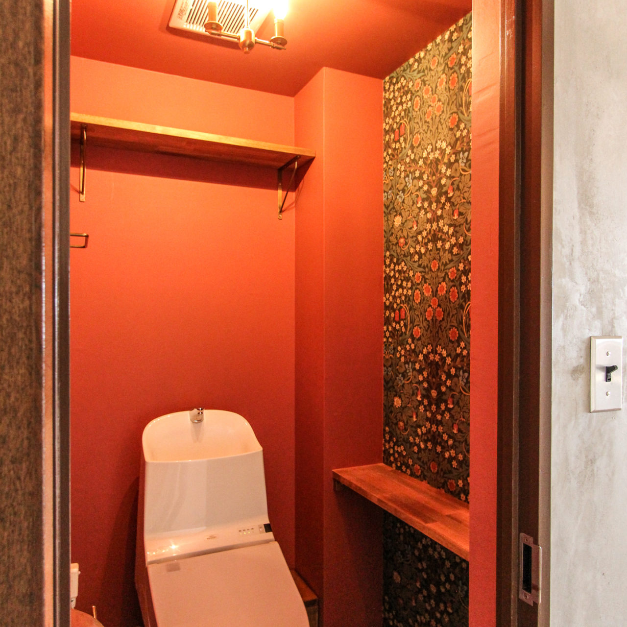 ピンク色の壁のトイレ