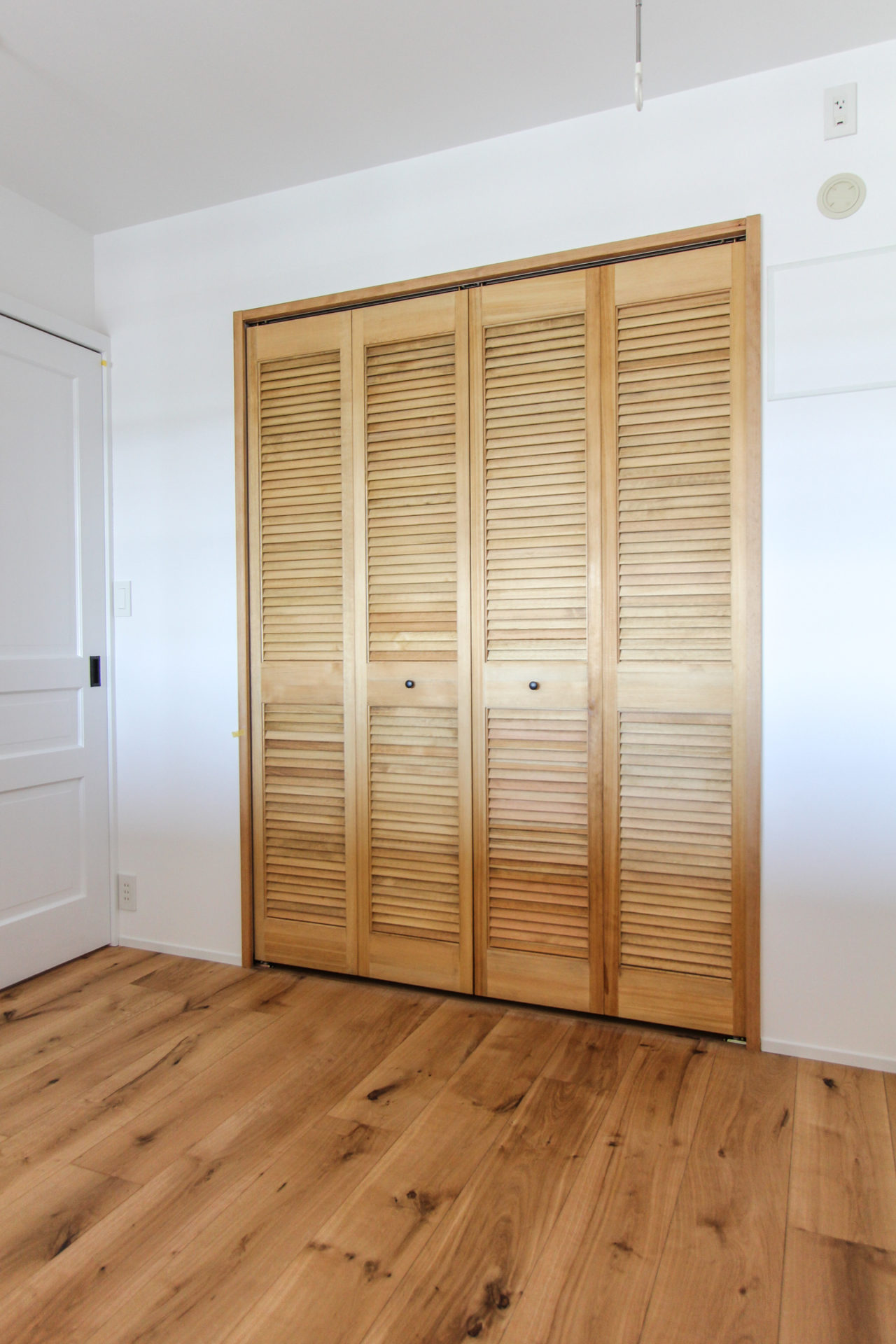 木製のルーバークローゼットドア