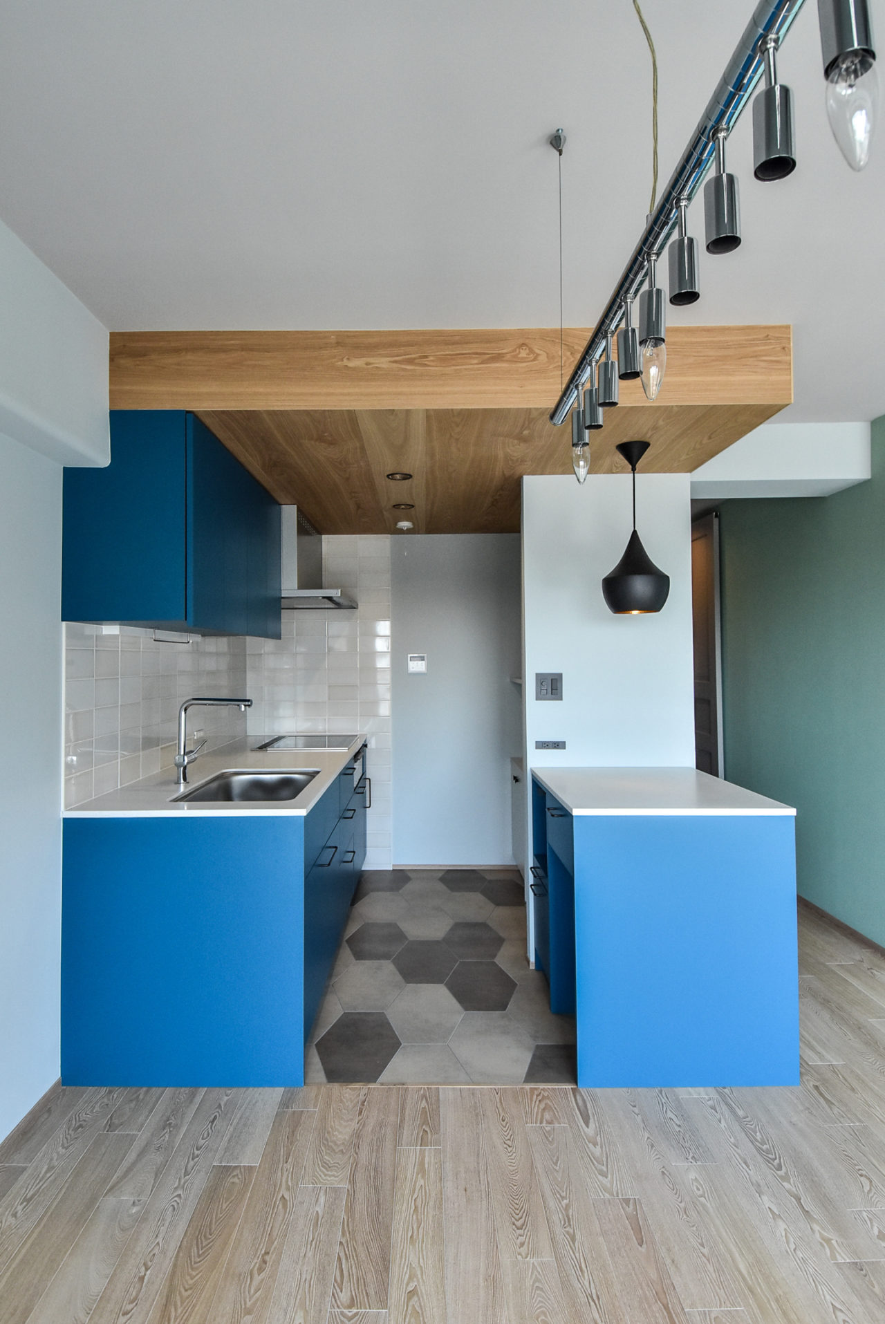 木張りの天井とブルーのキッチン