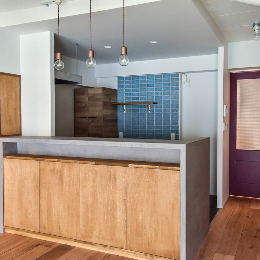 モルタルと木製扉の組み合わせのキッチン