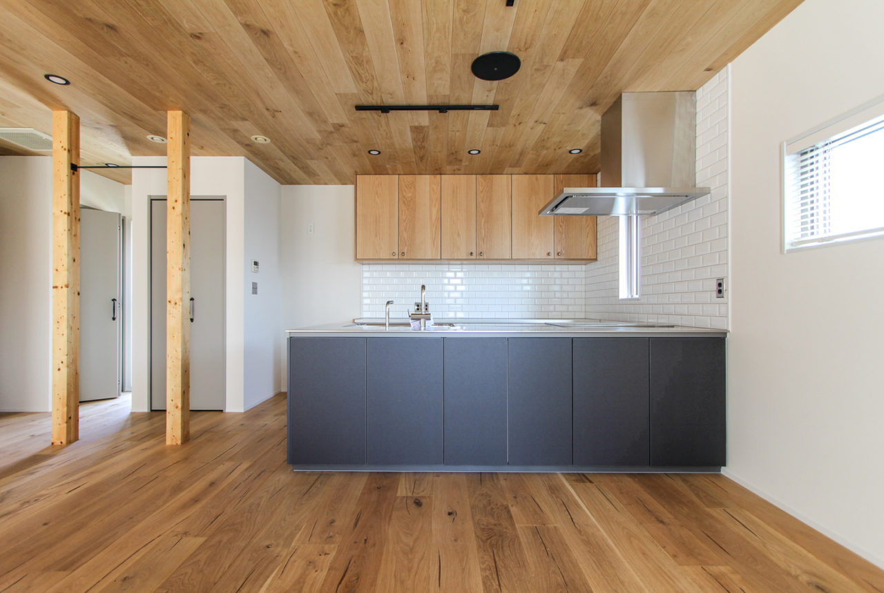 木貼りの天井と黒いキッチン