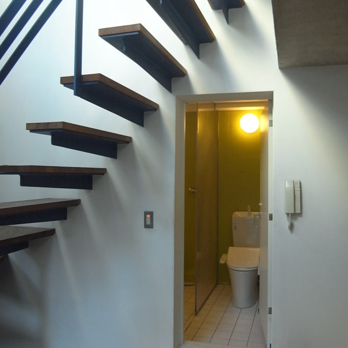 階段、トイレへの入り口の既存写真
