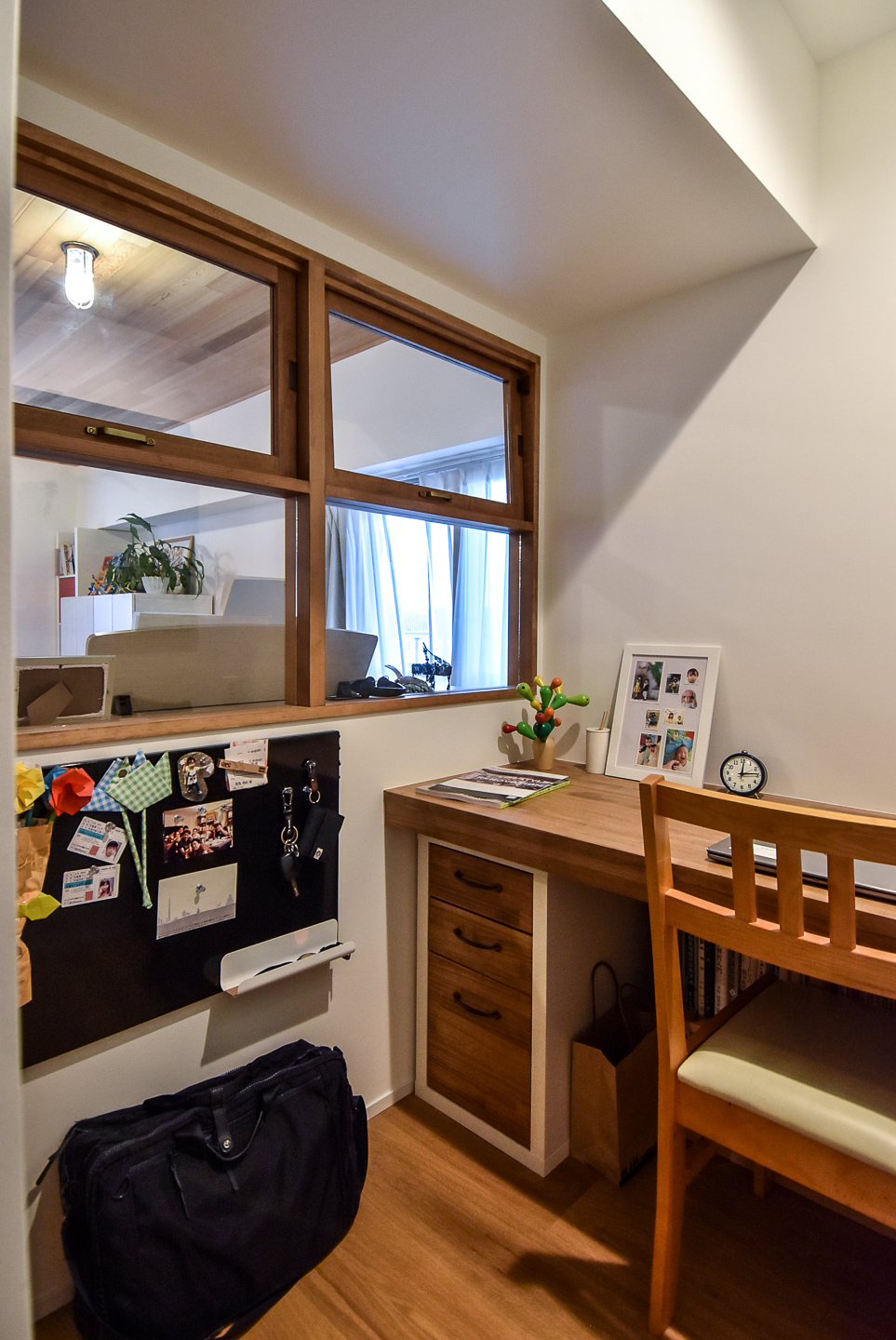 書斎のデスクと木製の室内窓
