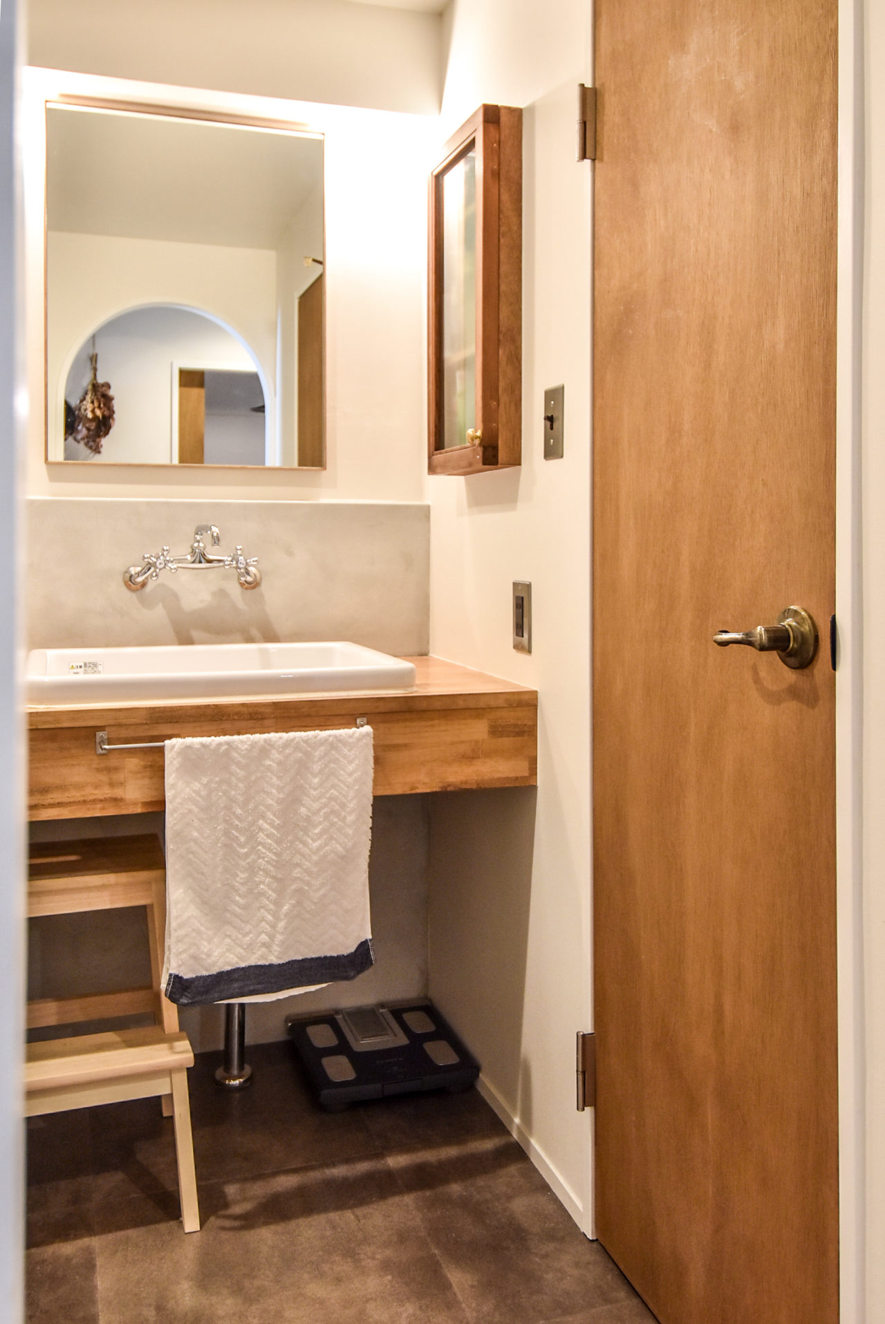 木製の洗面カウンターとラワン材の扉