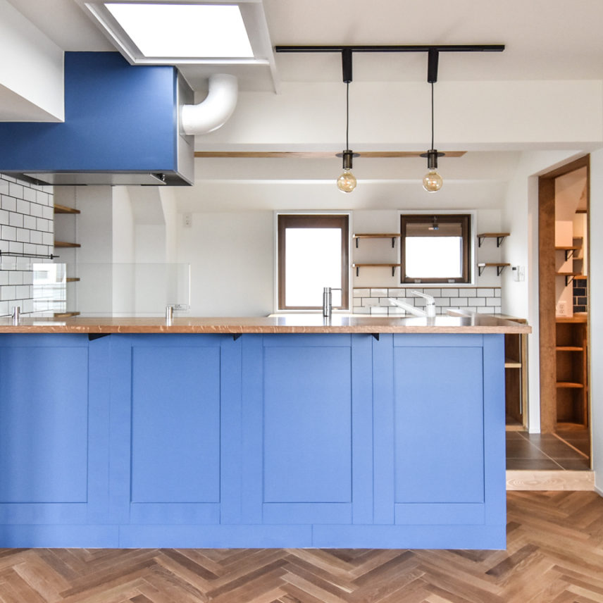 青い対面キッチン