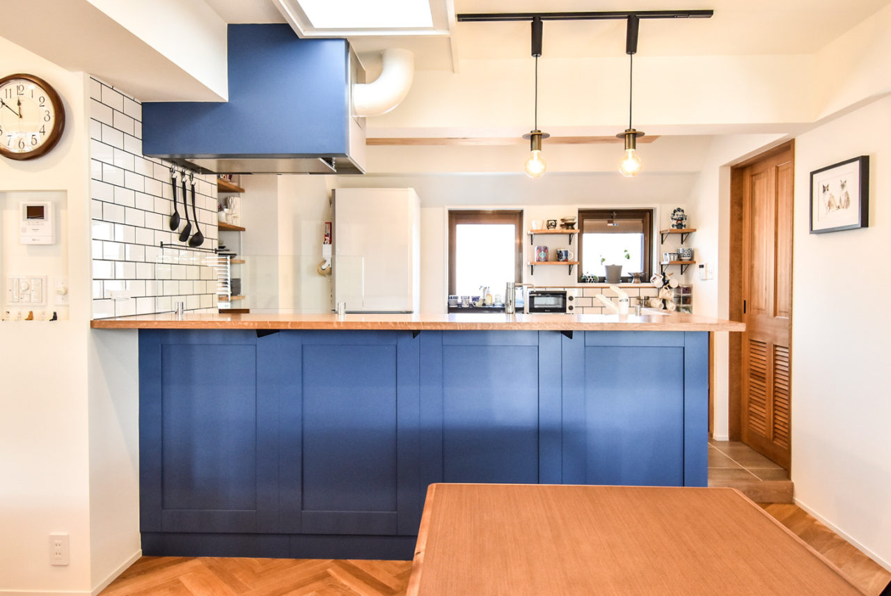ブルーと木製のカウンターで構成されたキッチン