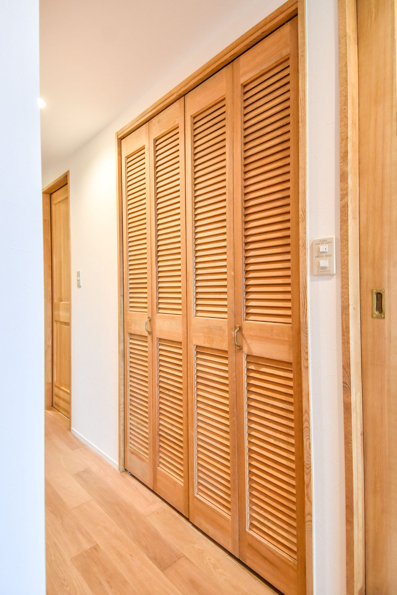 木製のルーバークローゼットドア