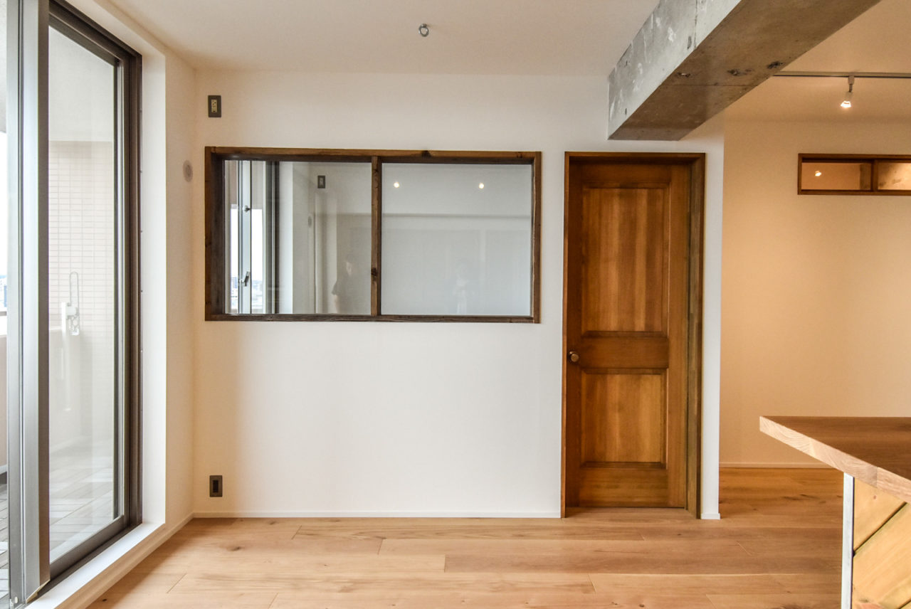木製ドアと大きな室内窓