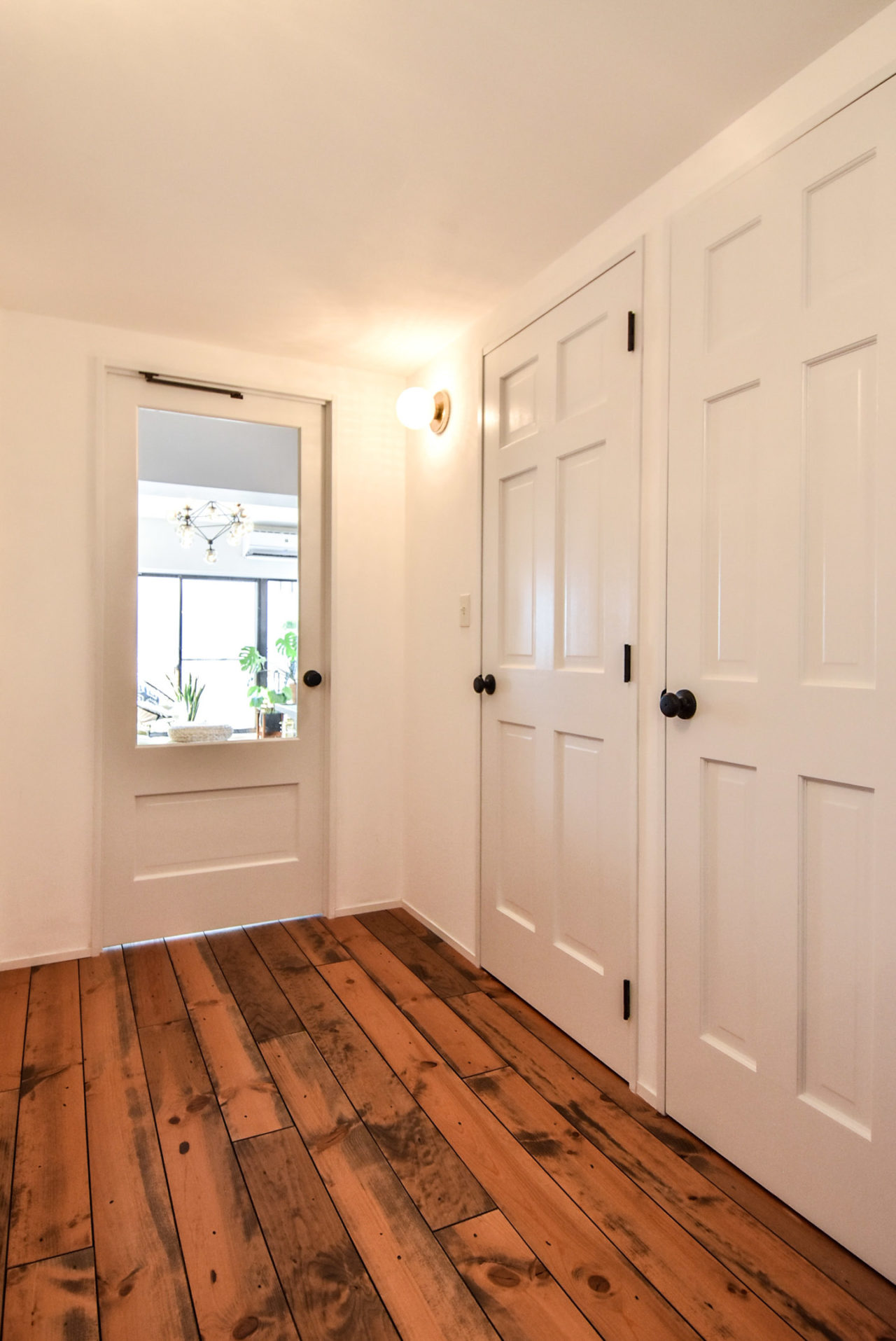 白い塗装の木製ドア