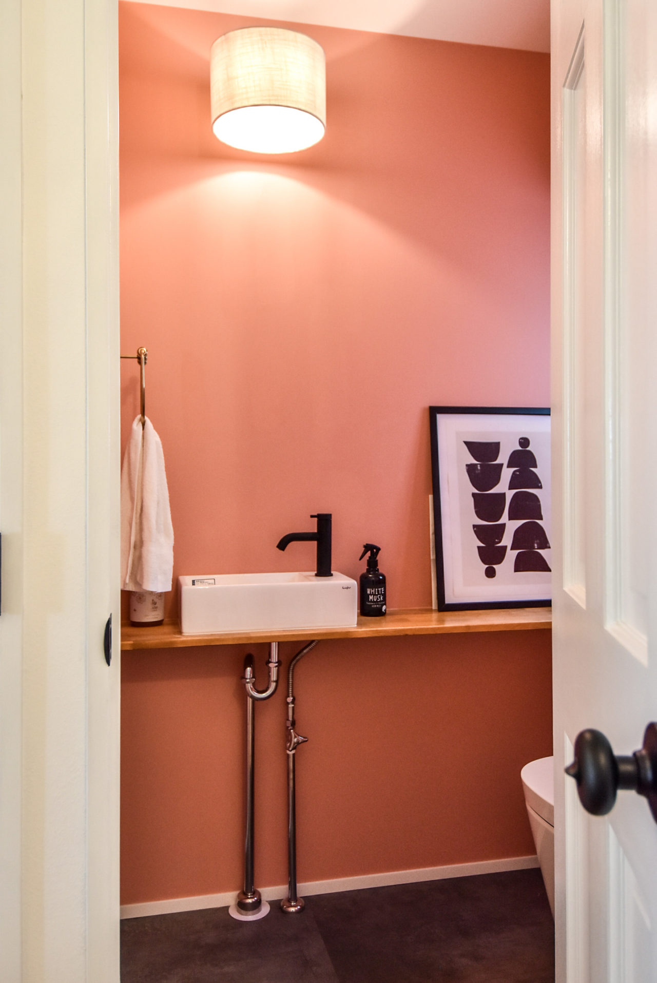 ピンク色の壁のトイレ空間