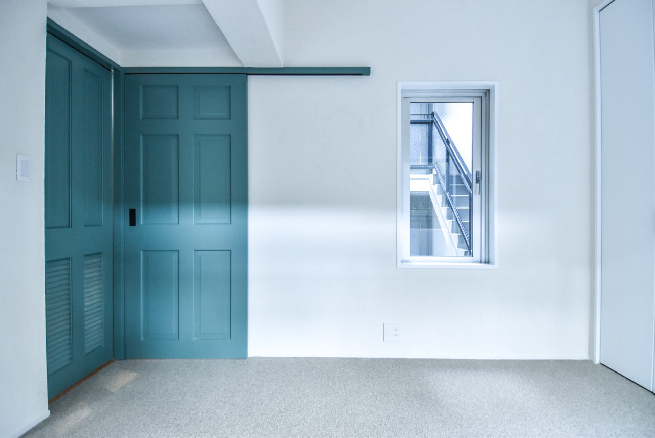 ブルーグリーンの引き戸と窓のある部屋