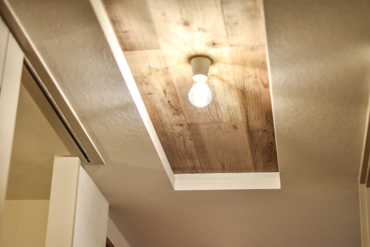 古材板貼りの折り上げ天井