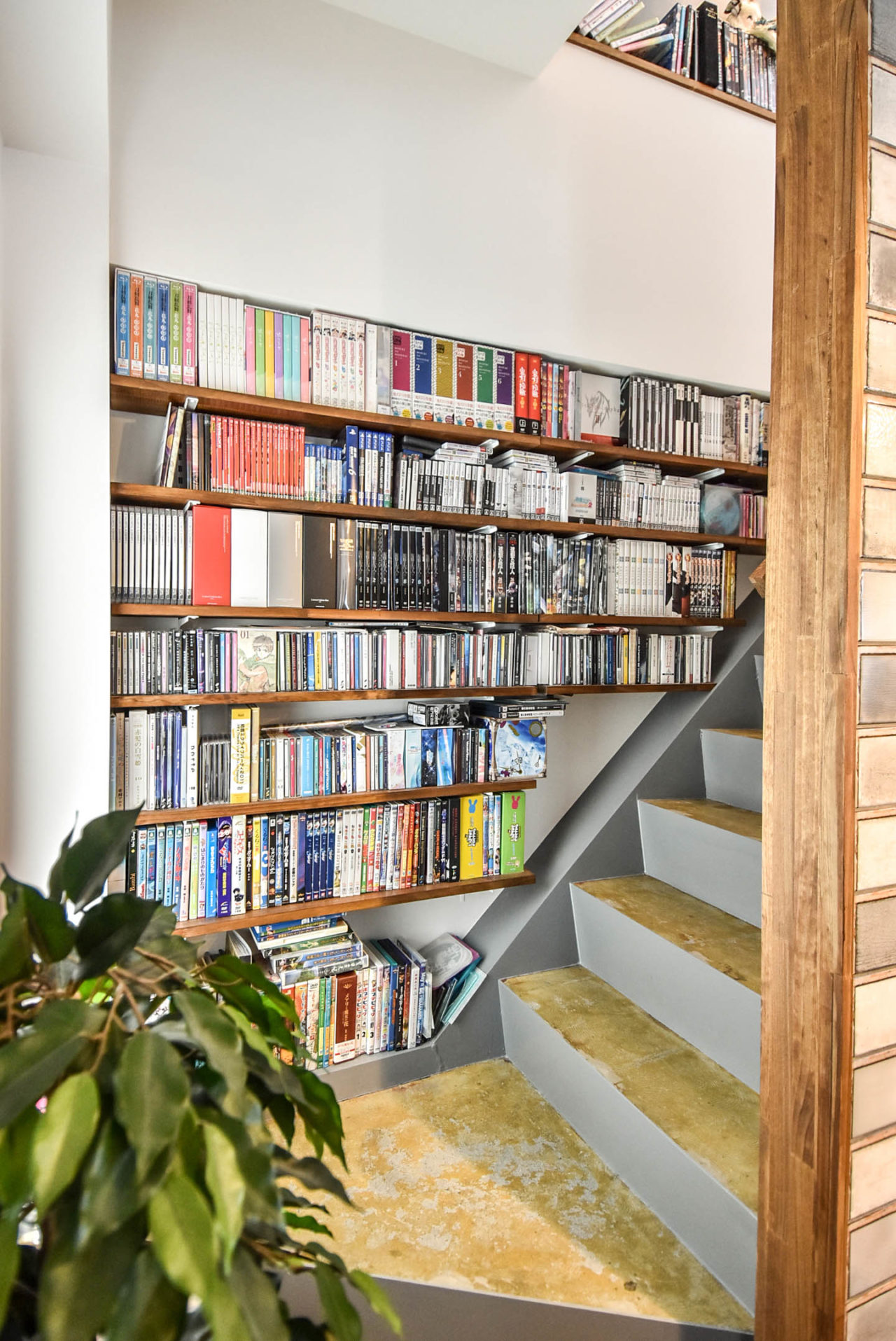 階段横の書棚スペース