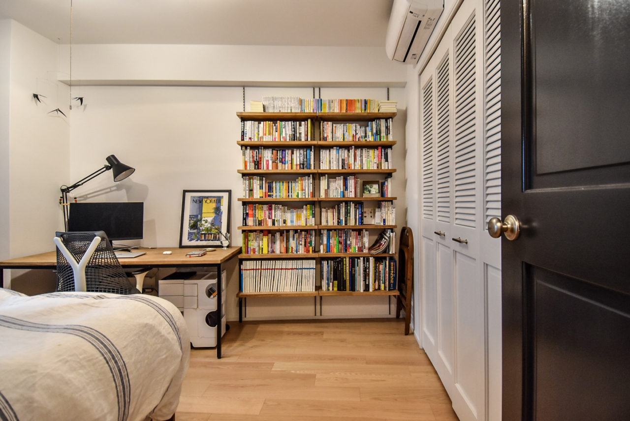 壁面可動棚の本棚のある書斎兼寝室