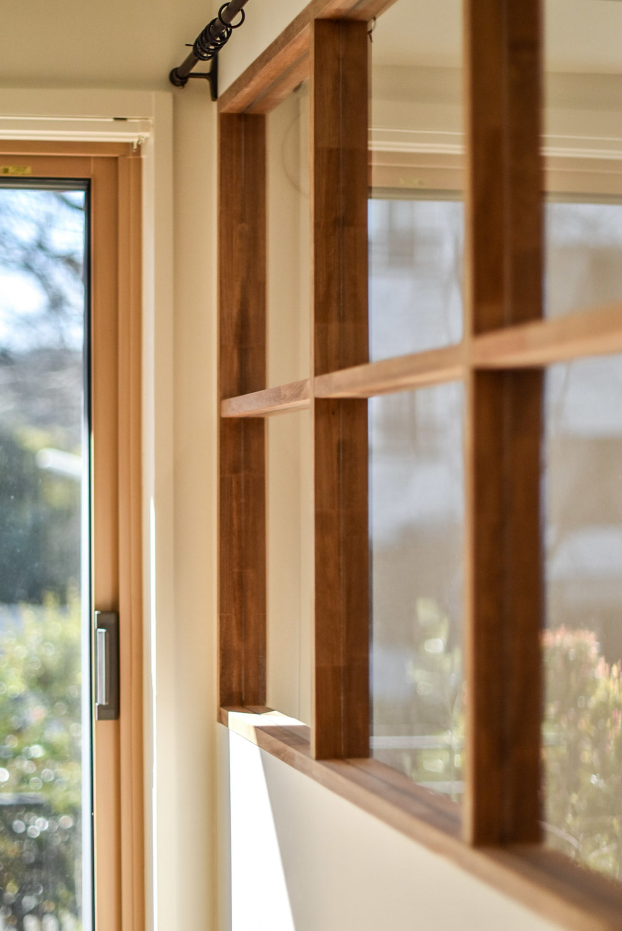 木製枠の室内窓