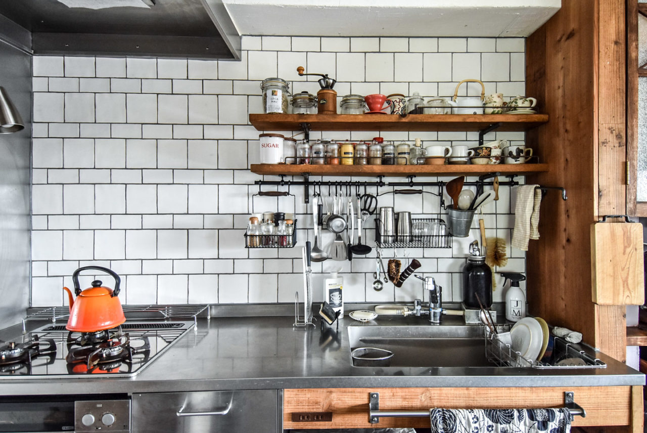 サイズ違いの2種類のタイルと古材の棚板を使用したキッチン