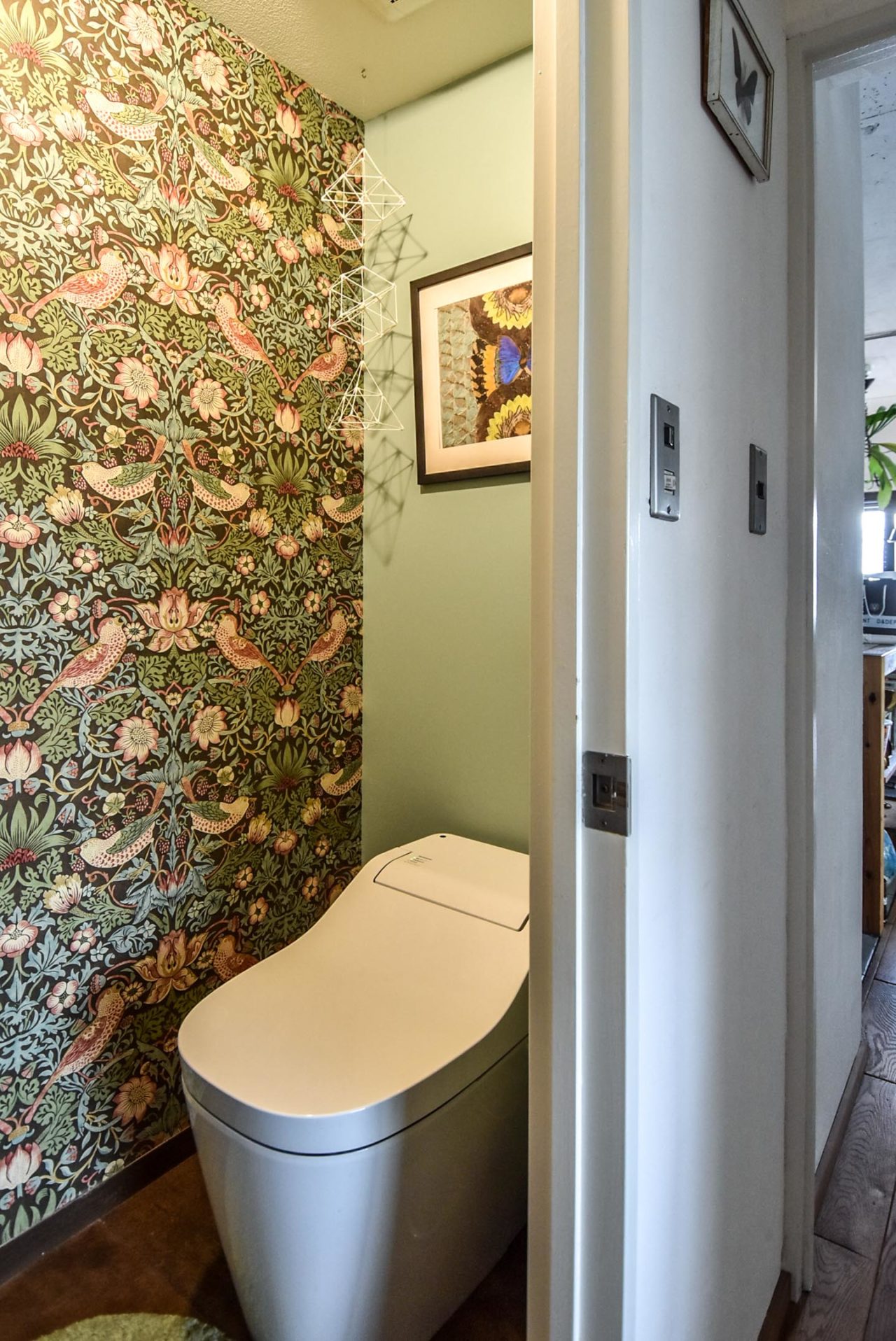 ウイリアムモリスのアクセントクロスとブルーグリーンの壁のトイレ