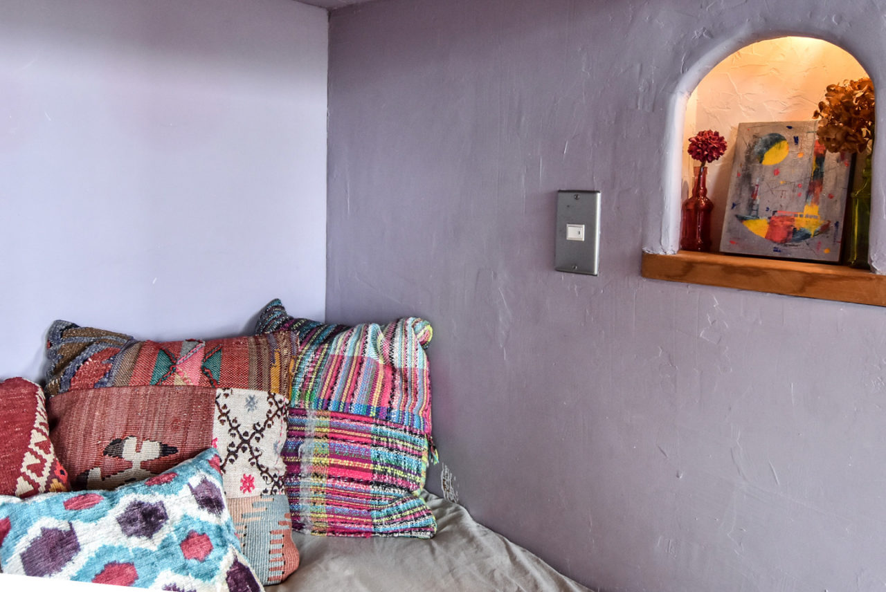 紫の壁とアーチ型のニッチ