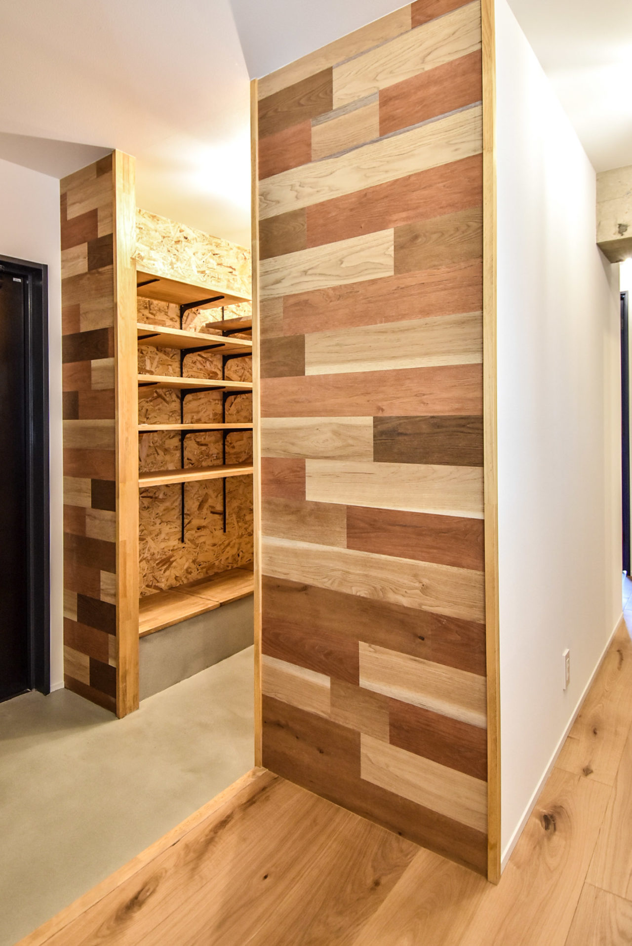 木板の壁パネルと玄関の収納スペース