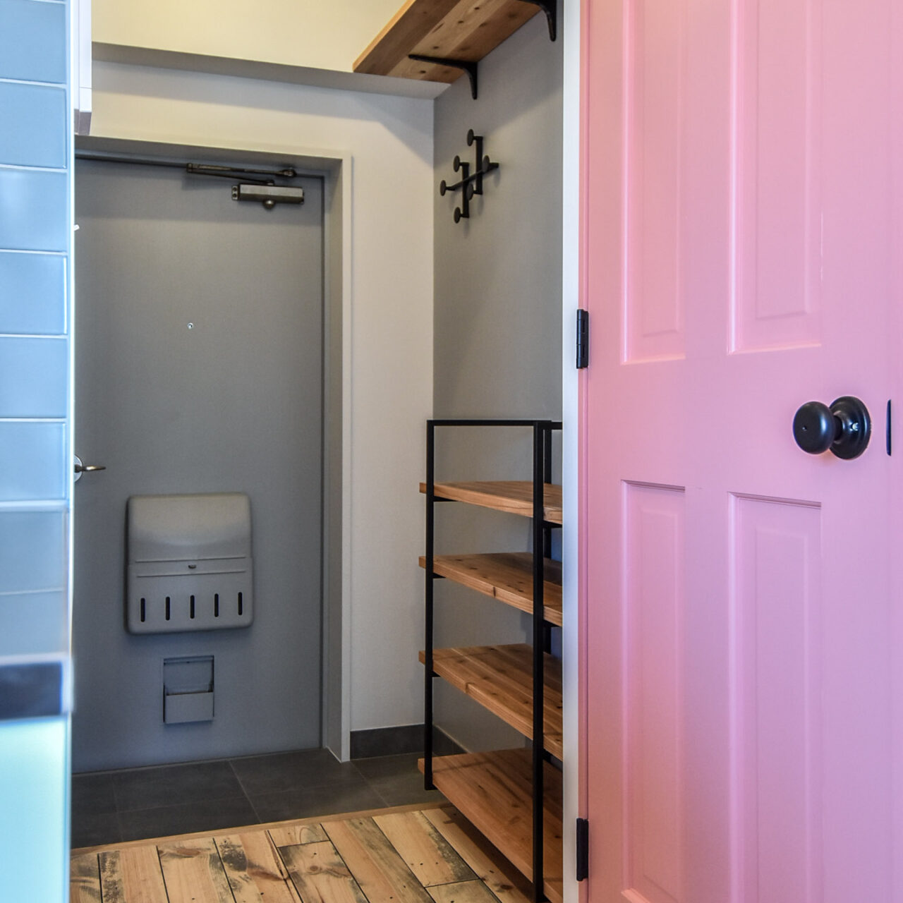 ピンクの扉と玄関