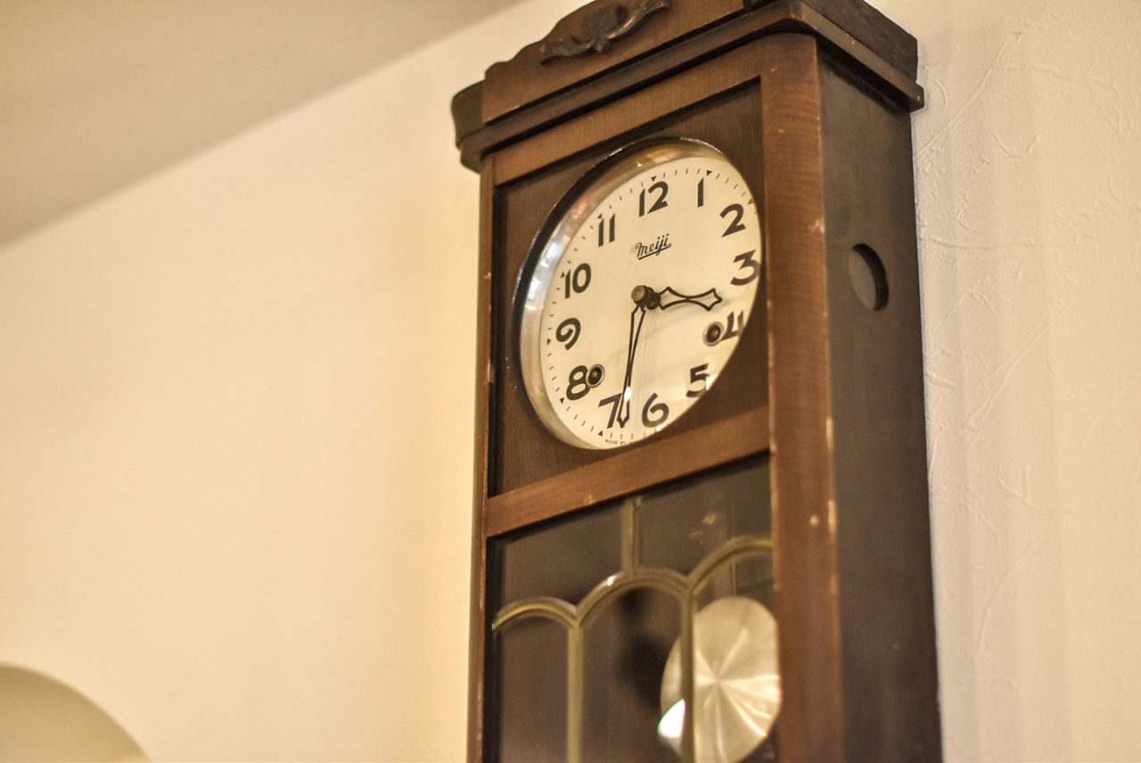 木製の振り子時計