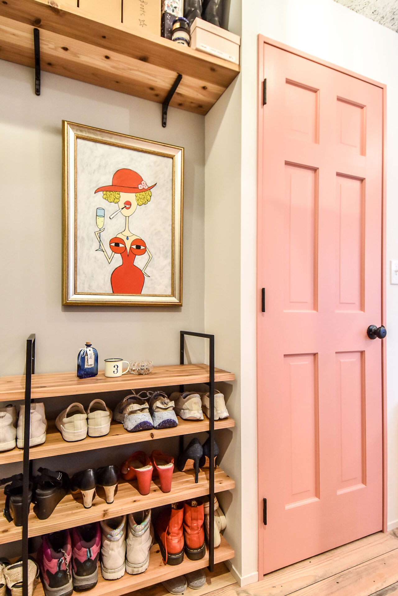 ピンク色の扉とオープンの靴収納