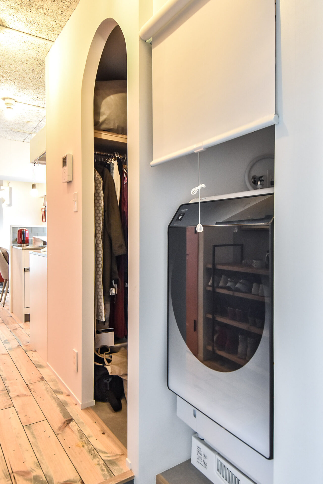玄関横の洗濯機スペースとWICのアーチ型開口