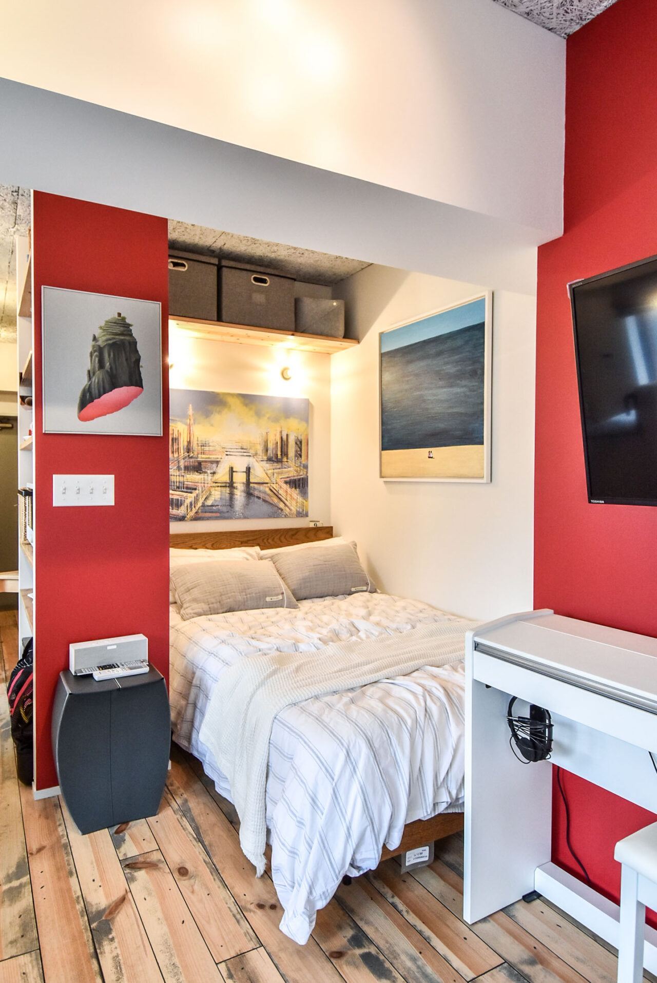 赤い色の壁とベッドスペース
